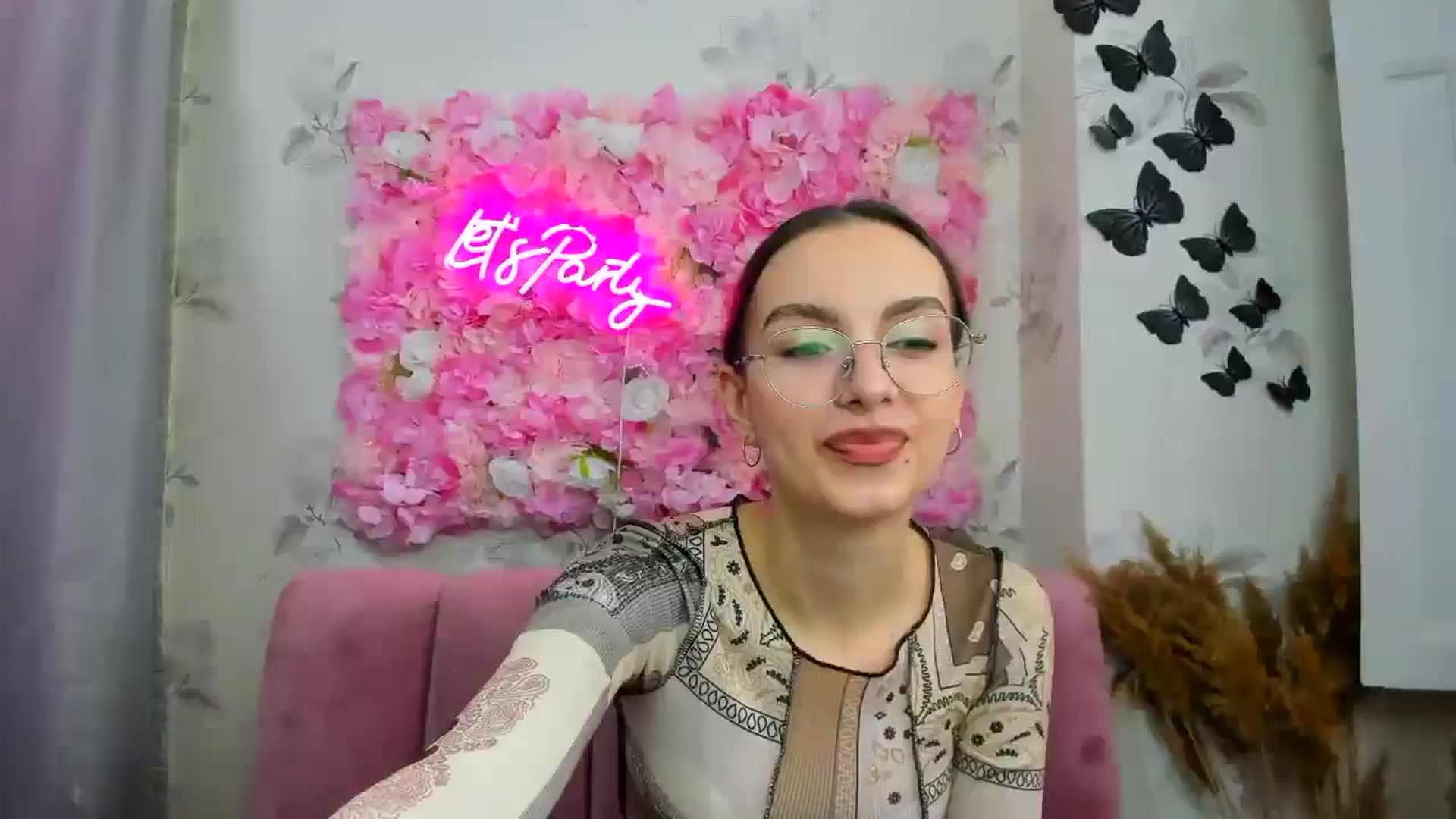 Gallery image thumbnail from SofiaLiub's myfreecams stream on, 12/11/2024, 11:11 image 1 of 20