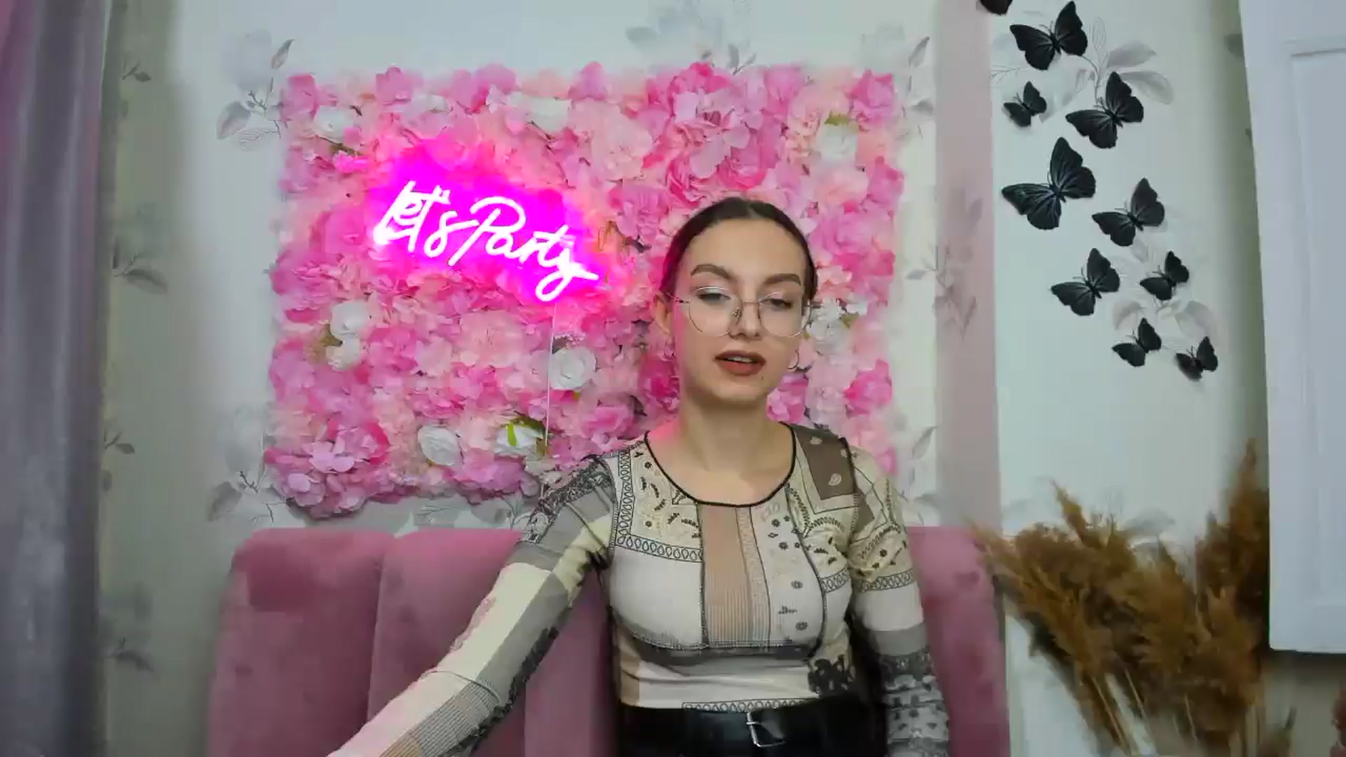 Gallery image thumbnail from SofiaLiub's myfreecams stream on, 12/11/2024, 14:17 image 20 of 20