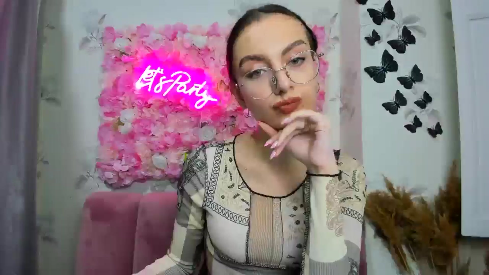 Gallery image thumbnail from SofiaLiub's myfreecams stream on, 12/11/2024, 14:17 image 18 of 20