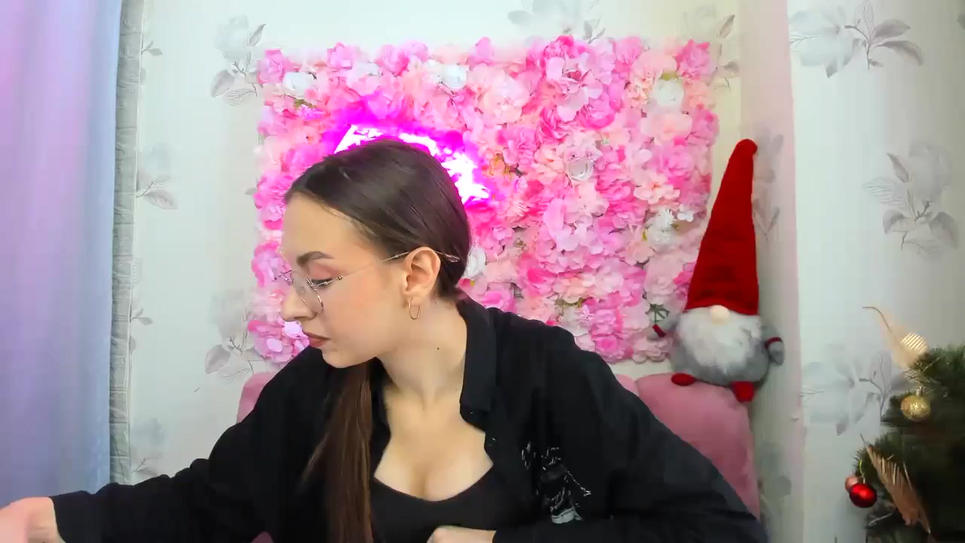 Gallery image thumbnail from SofiaLiub's myfreecams stream on, 12/13/2024, 12:38 image 9 of 20