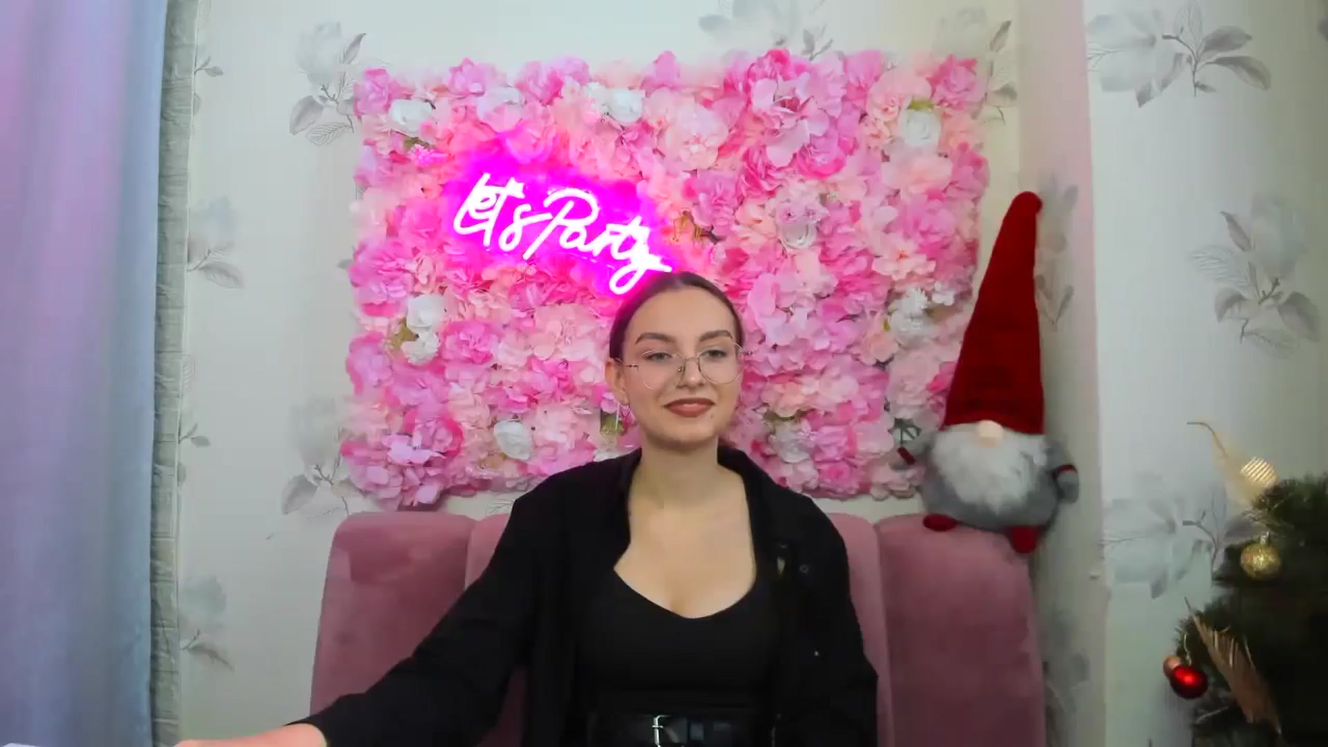 Gallery image thumbnail from SofiaLiub's myfreecams stream on, 12/13/2024, 12:38 image 19 of 20