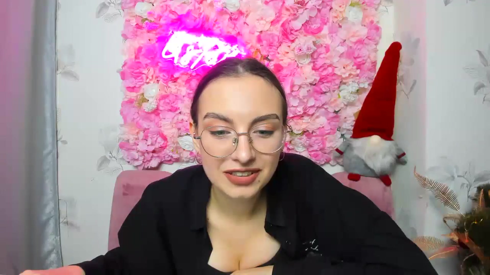Gallery image thumbnail from SofiaLiub's myfreecams stream on, 12/13/2024, 15:46 image 15 of 20