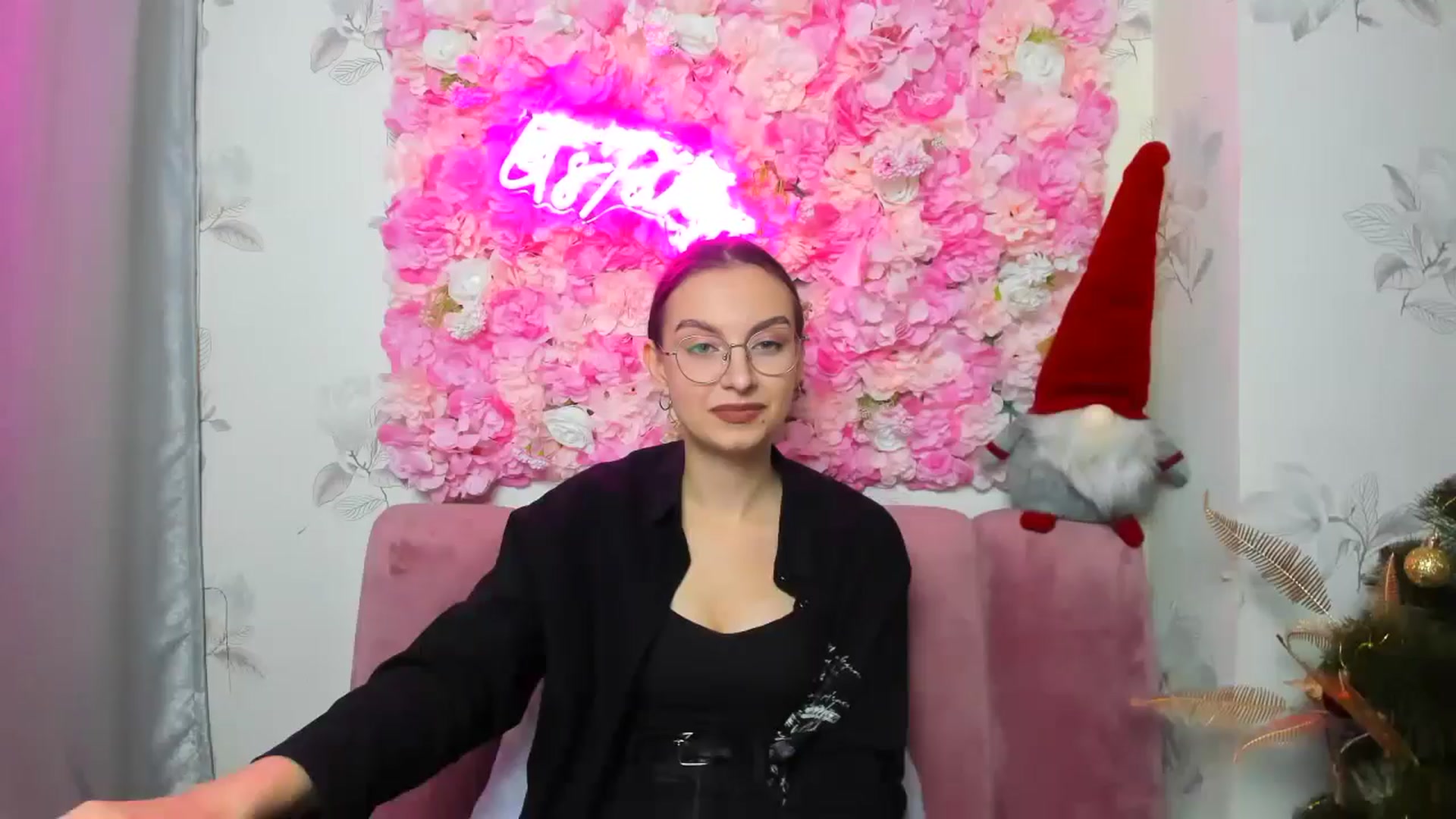 Gallery image thumbnail from SofiaLiub's myfreecams stream on, 12/13/2024, 15:46 image 1 of 20