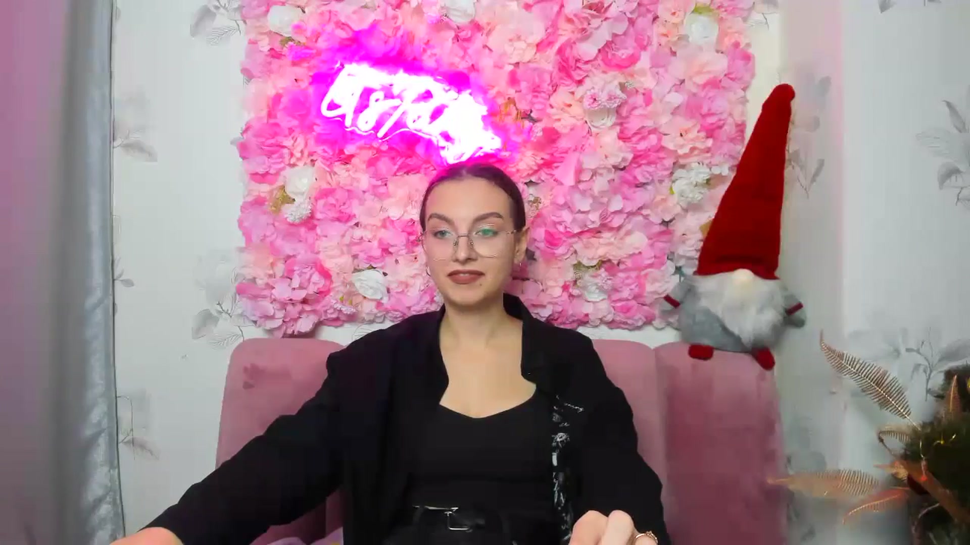 Gallery image thumbnail from SofiaLiub's myfreecams stream on, 12/13/2024, 15:46 image 12 of 20