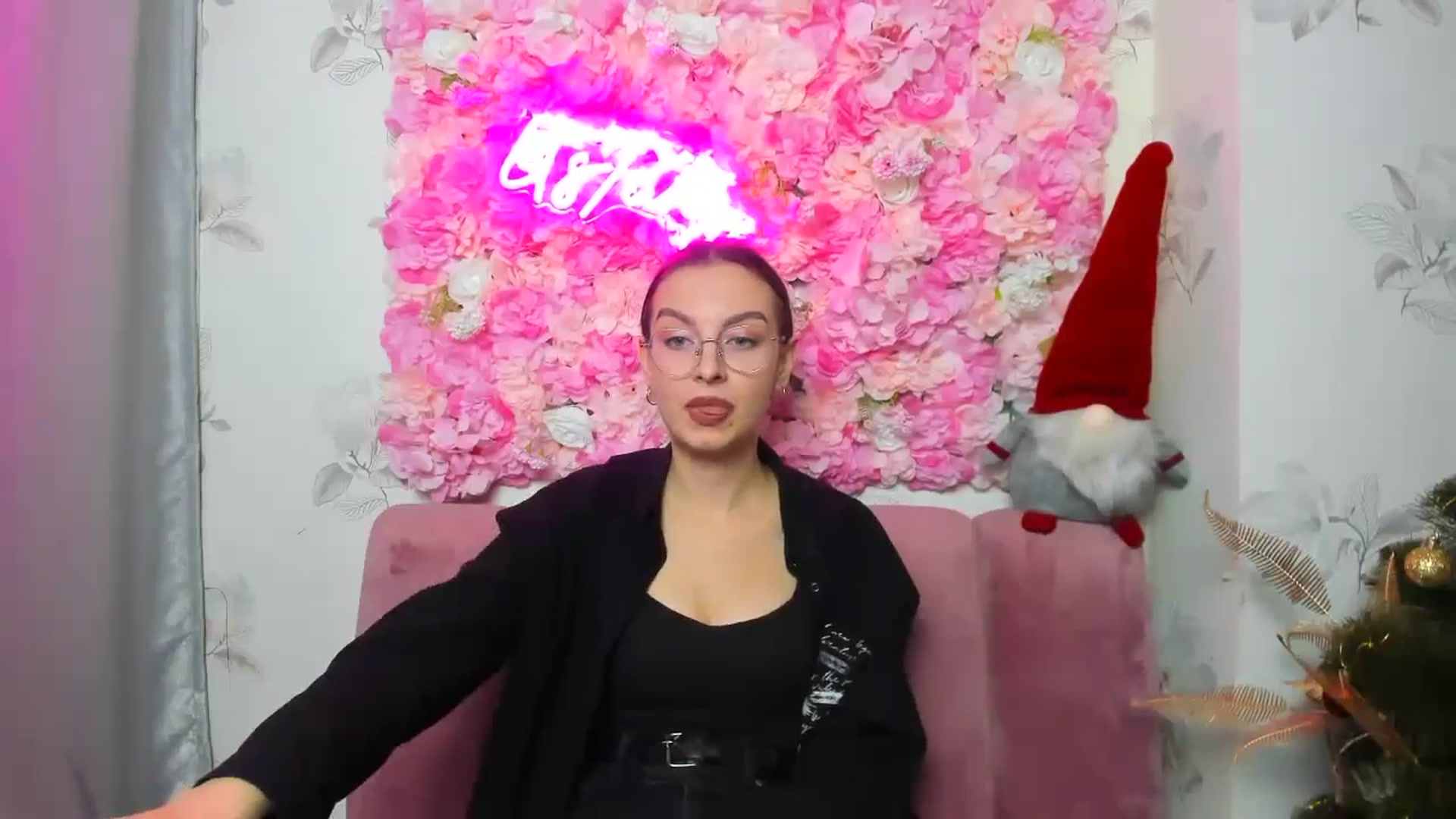 Gallery image thumbnail from SofiaLiub's myfreecams stream on, 12/13/2024, 15:46 image 4 of 20
