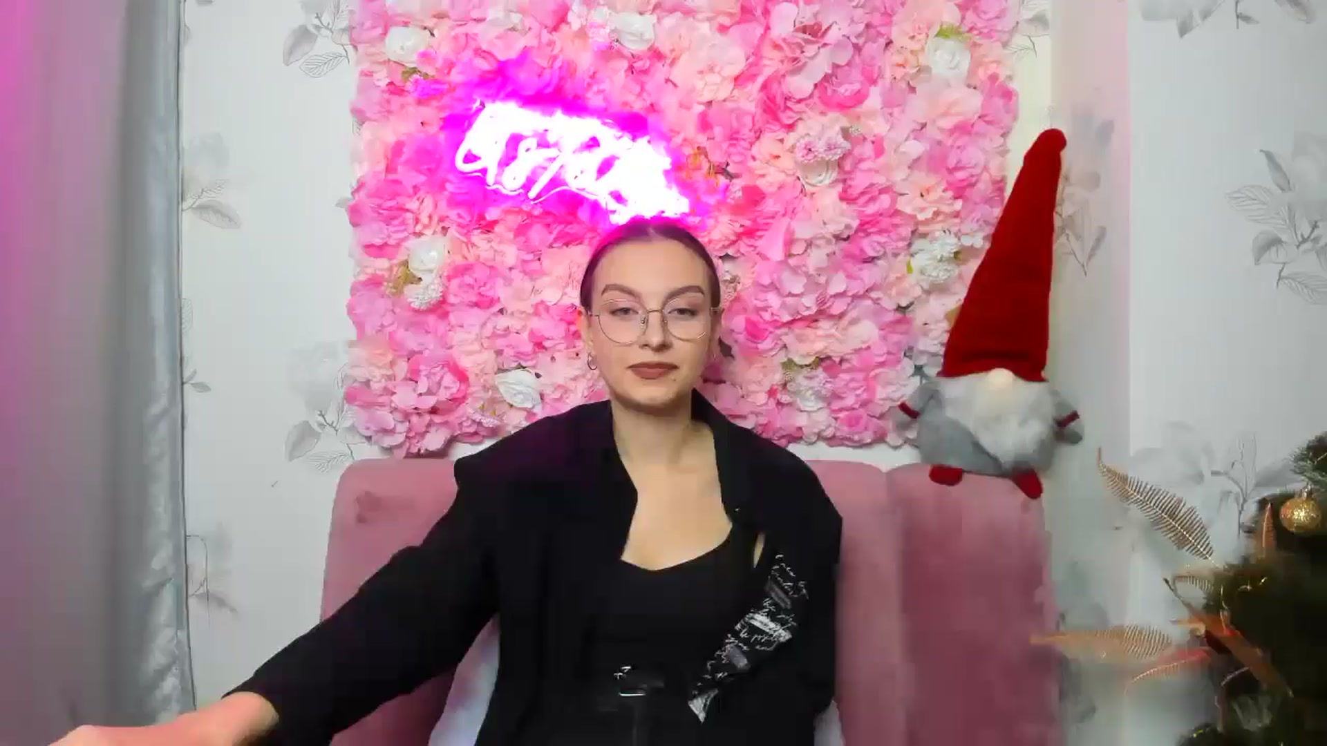 Gallery image thumbnail from SofiaLiub's myfreecams stream on, 12/13/2024, 15:46 image 2 of 20