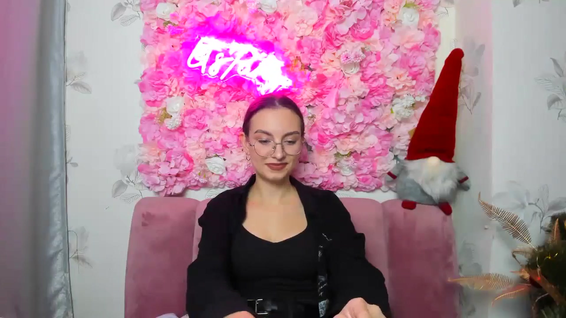 Gallery image thumbnail from SofiaLiub's myfreecams stream on, 12/13/2024, 15:46 image 17 of 20
