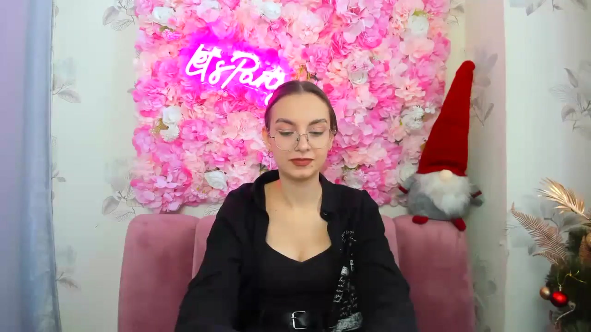 Gallery image thumbnail from SofiaLiub's myfreecams stream on, 12/14/2024, 11:37 image 17 of 20