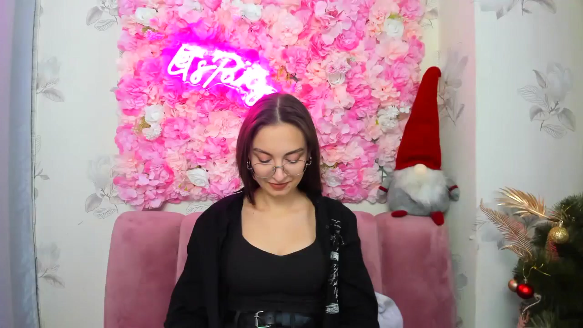 Gallery image thumbnail from SofiaLiub's myfreecams stream on, 12/14/2024, 13:49 image 12 of 20