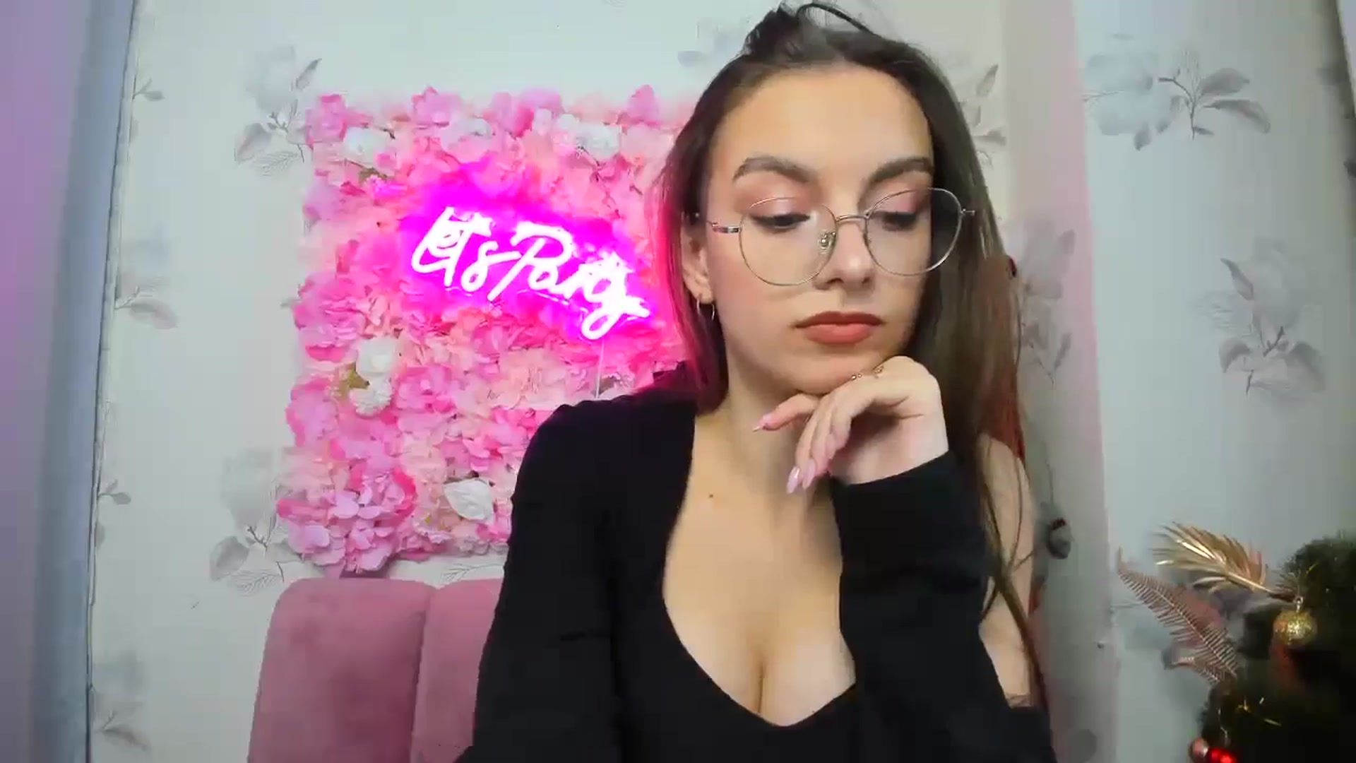 Gallery image thumbnail from SofiaLiub's myfreecams stream on, 12/14/2024, 13:49 image 17 of 20