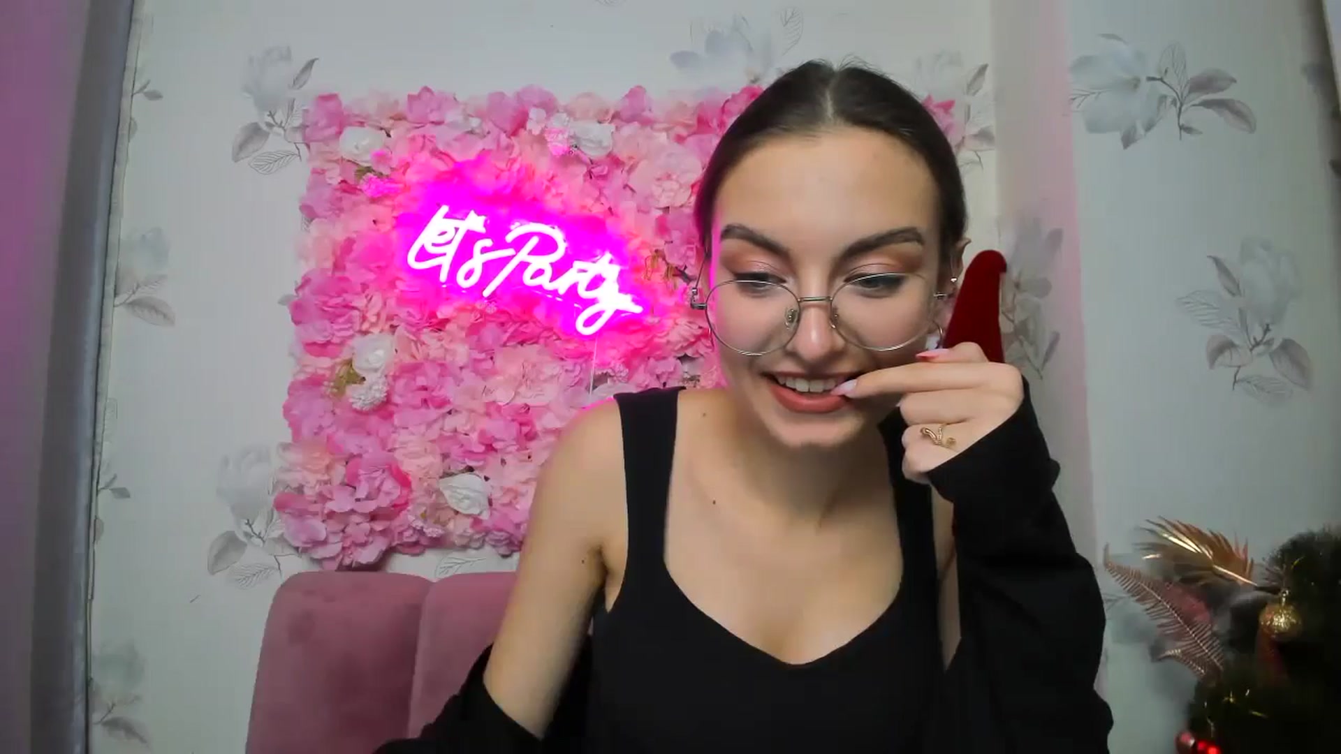 Gallery image thumbnail from SofiaLiub's myfreecams stream on, 12/14/2024, 14:15 image 19 of 20