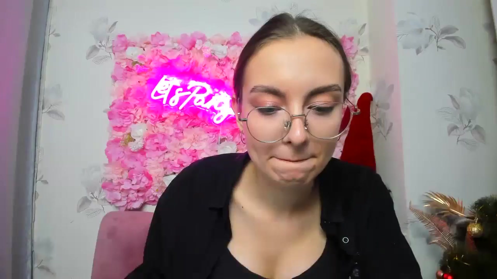 Gallery image thumbnail from SofiaLiub's myfreecams stream on, 12/14/2024, 14:15 image 8 of 20