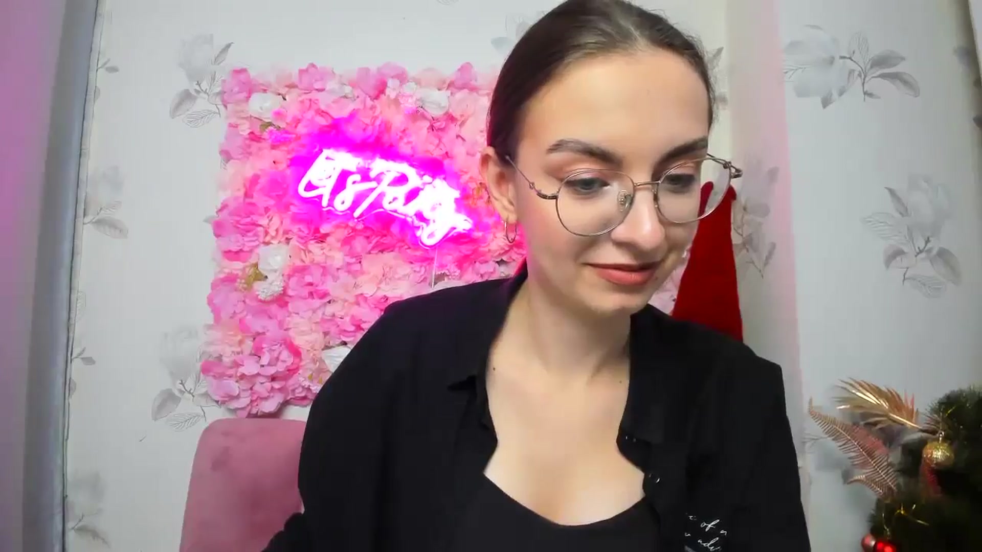 Gallery image thumbnail from SofiaLiub's myfreecams stream on, 12/14/2024, 14:15 image 2 of 20
