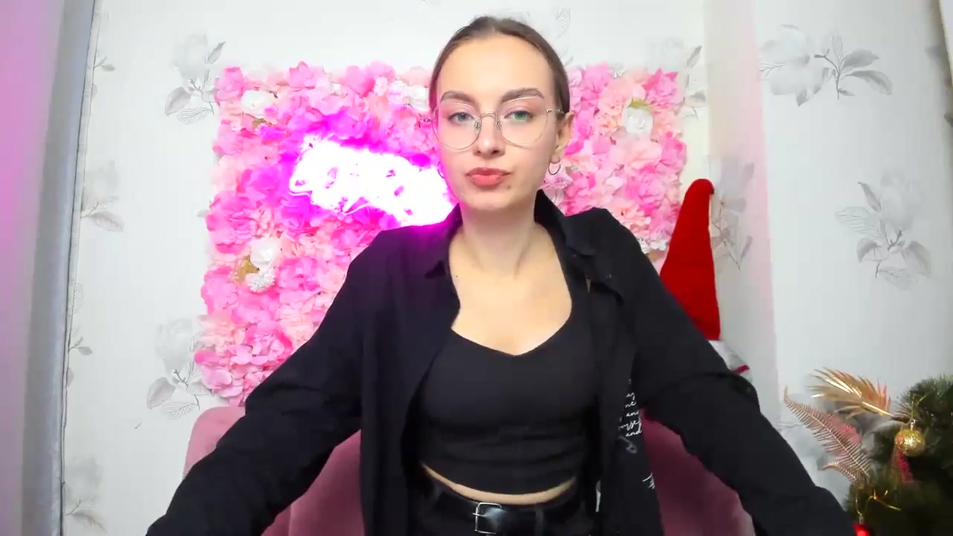 Gallery image thumbnail from SofiaLiub's myfreecams stream on, 12/14/2024, 14:15 image 7 of 20