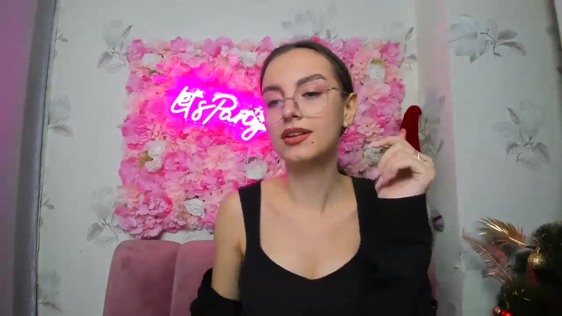 Gallery image thumbnail from SofiaLiub's myfreecams stream on, 12/14/2024, 14:15 image 15 of 20