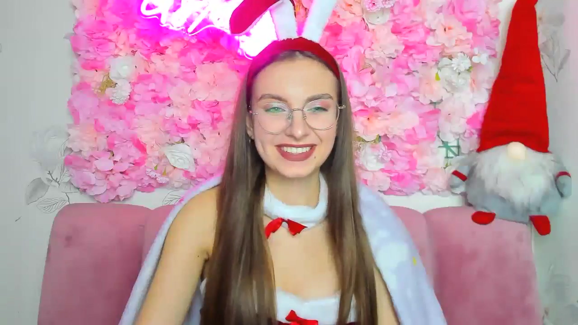 Gallery image thumbnail from SofiaLiub's myfreecams stream on, 12/19/2024, 15:39 image 2 of 20