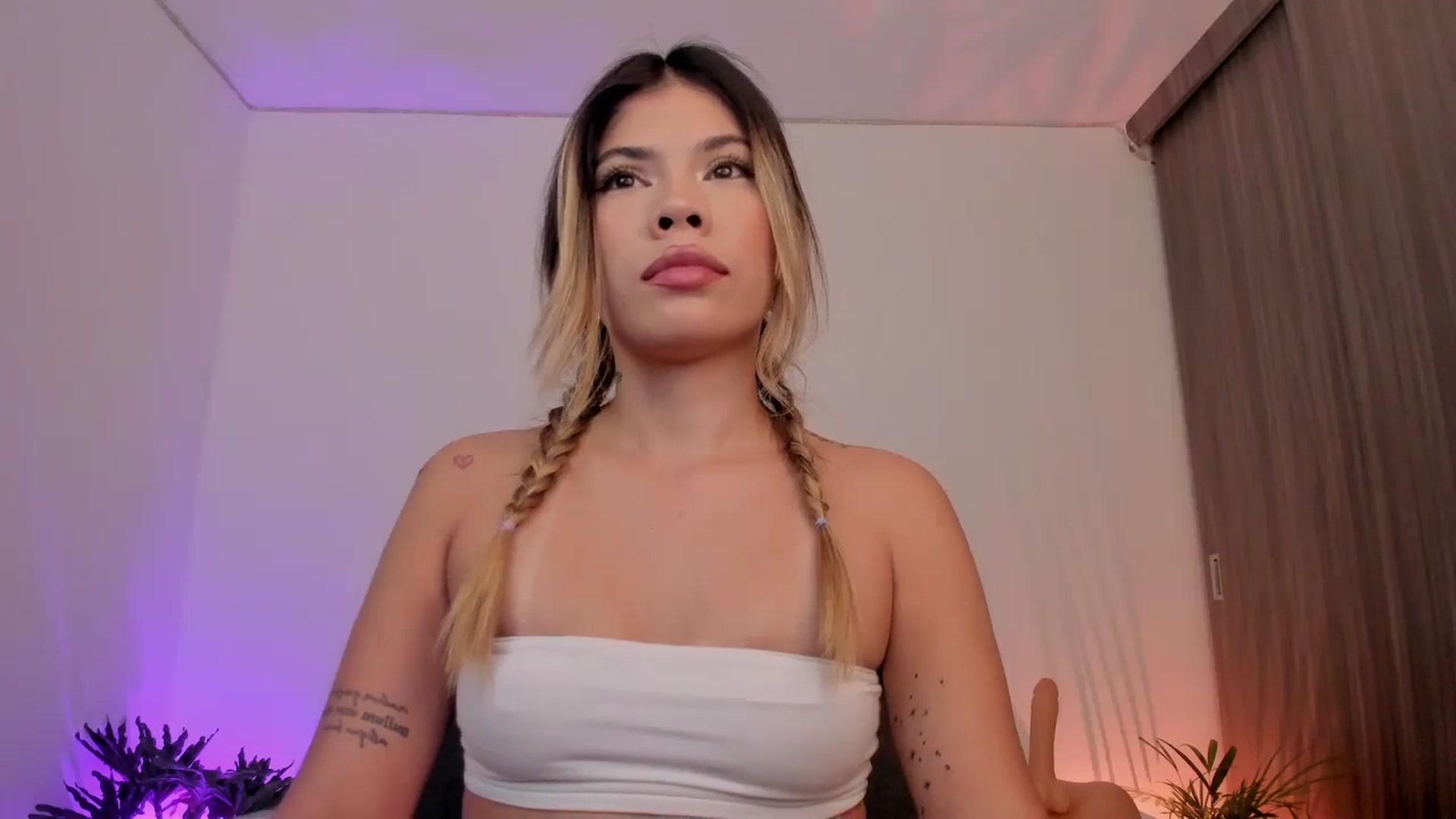 Gallery image thumbnail from SofiaMoon_'s myfreecams stream on, 02/04/2024, 03:07 image 12 of 20