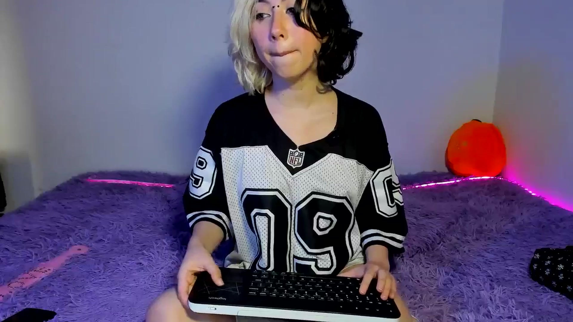 Gallery image thumbnail from Sofia_Equis's myfreecams stream on, 09/18/2025, 15:27 image 6 of 20