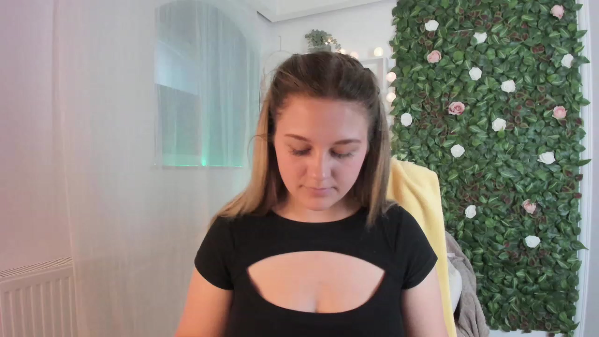 Gallery image thumbnail from Sofia_Lee18's myfreecams stream on, 05/31/2023, 10:40 image 7 of 20