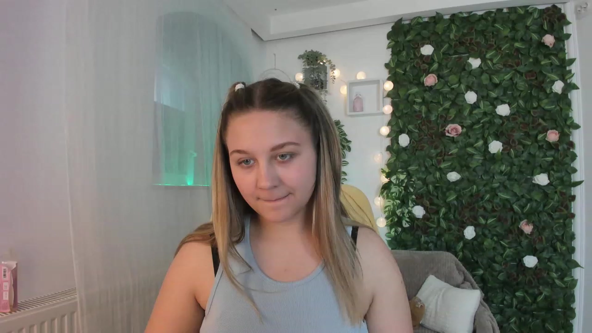 Gallery image thumbnail from Sofia_Lee18's myfreecams stream on, 06/04/2023, 12:00 image 3 of 20
