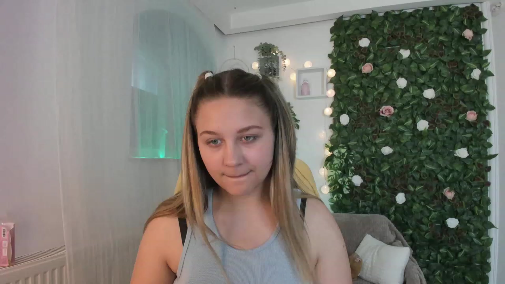 Gallery image thumbnail from Sofia_Lee18's myfreecams stream on, 06/04/2023, 12:00 image 4 of 20