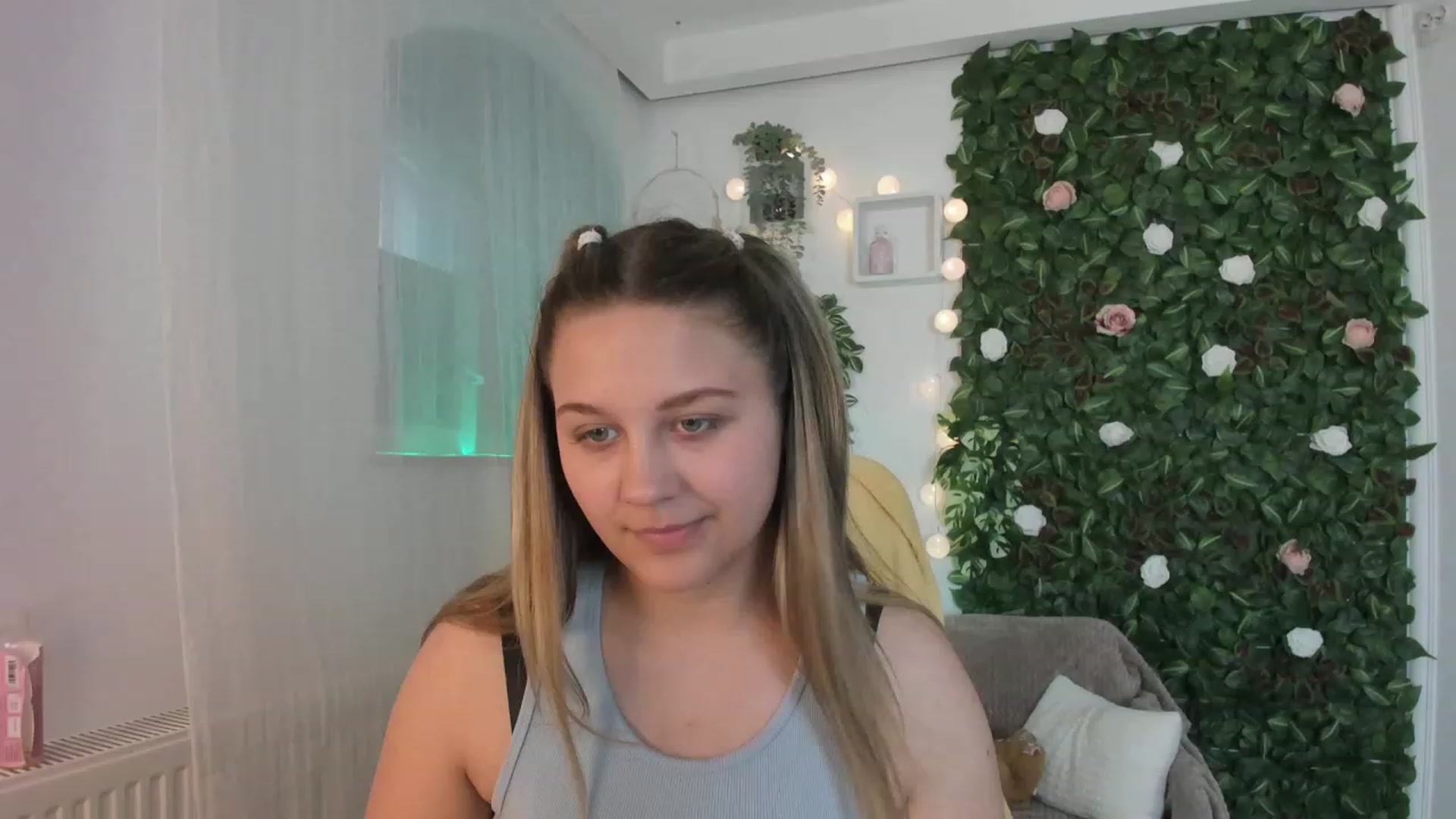 Gallery image thumbnail from Sofia_Lee18's myfreecams stream on, 06/04/2023, 12:00 image 2 of 20
