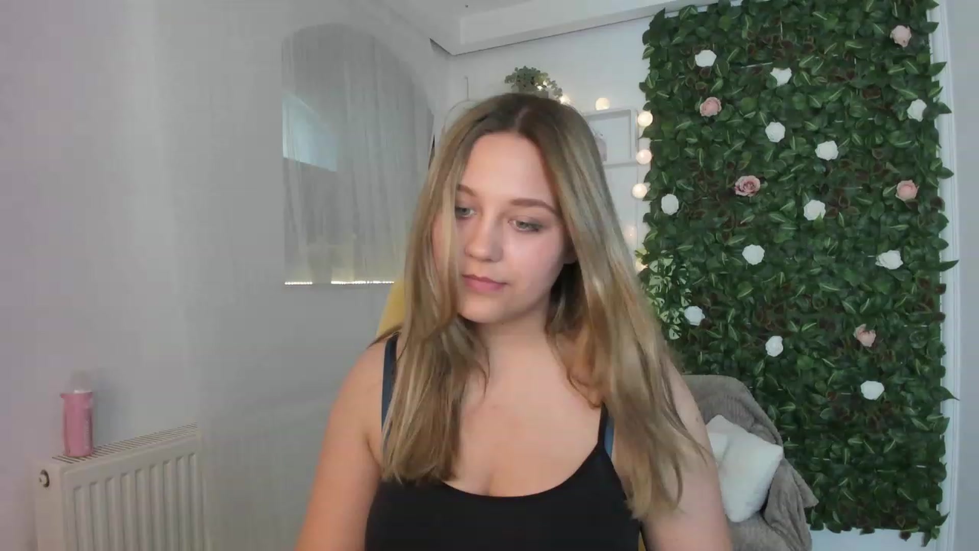 Gallery image thumbnail from Sofia_Lee18's myfreecams stream on, 06/08/2023, 09:32 image 15 of 20