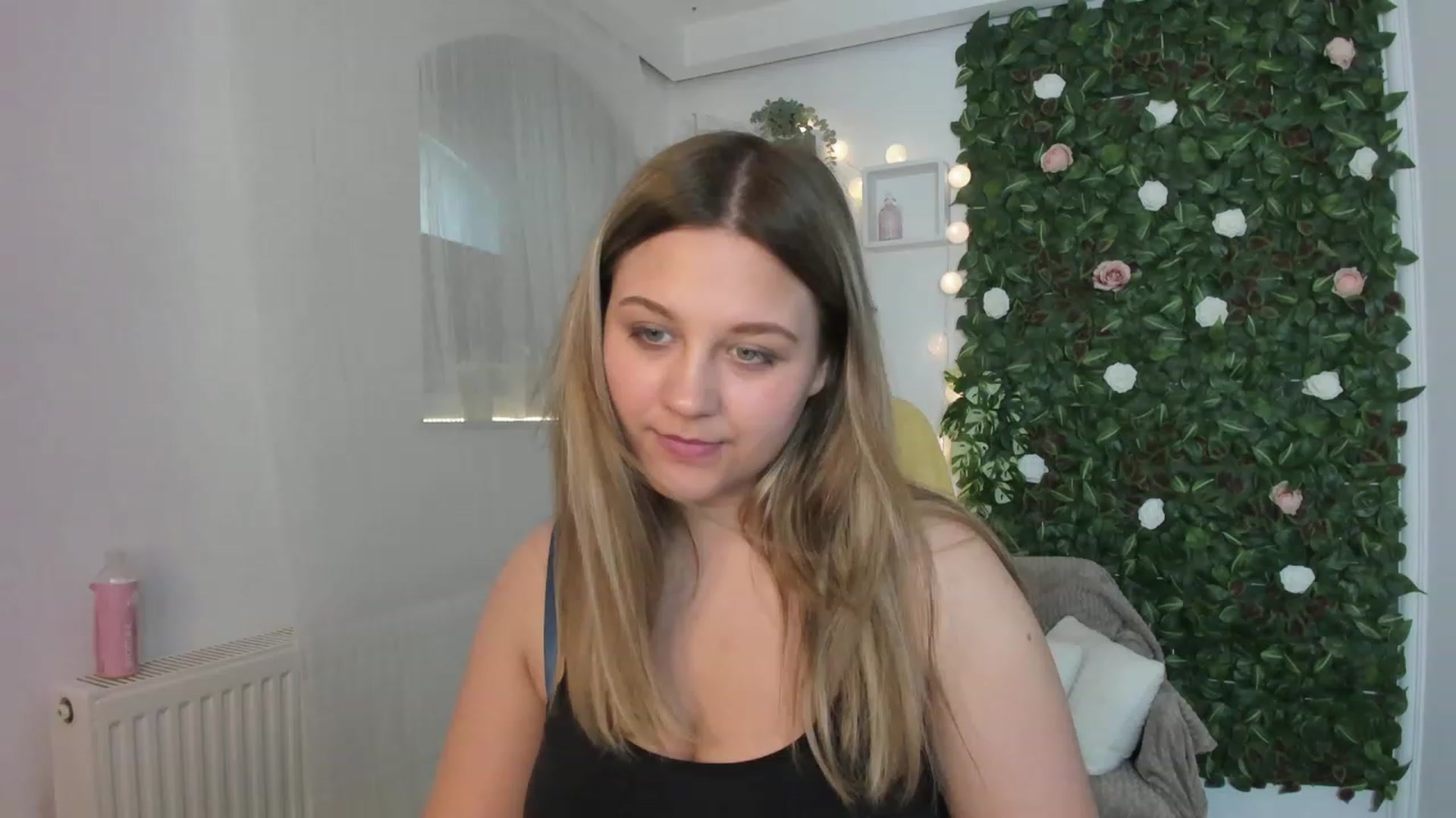 Gallery image thumbnail from Sofia_Lee18's myfreecams stream on, 06/08/2023, 09:32 image 18 of 20