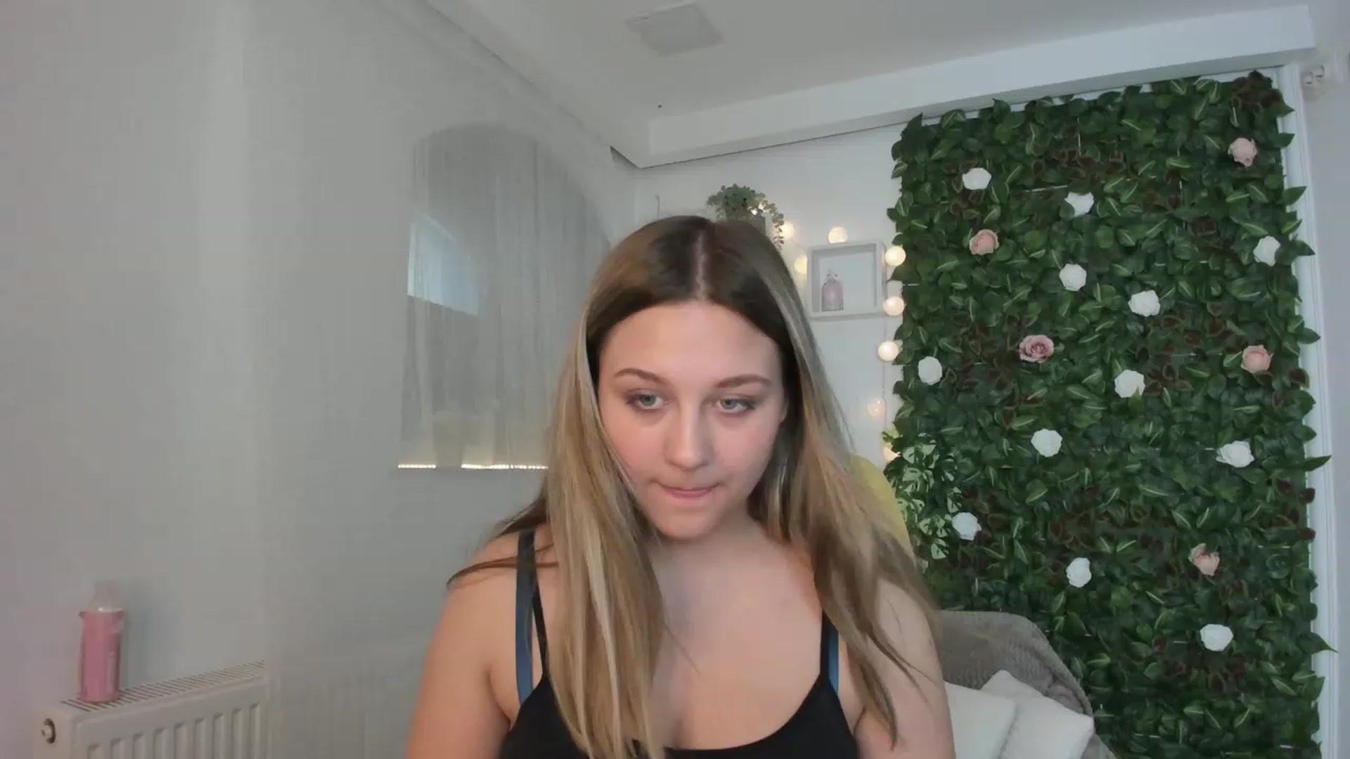 Gallery image thumbnail from Sofia_Lee18's myfreecams stream on, 06/08/2023, 09:32 image 12 of 20