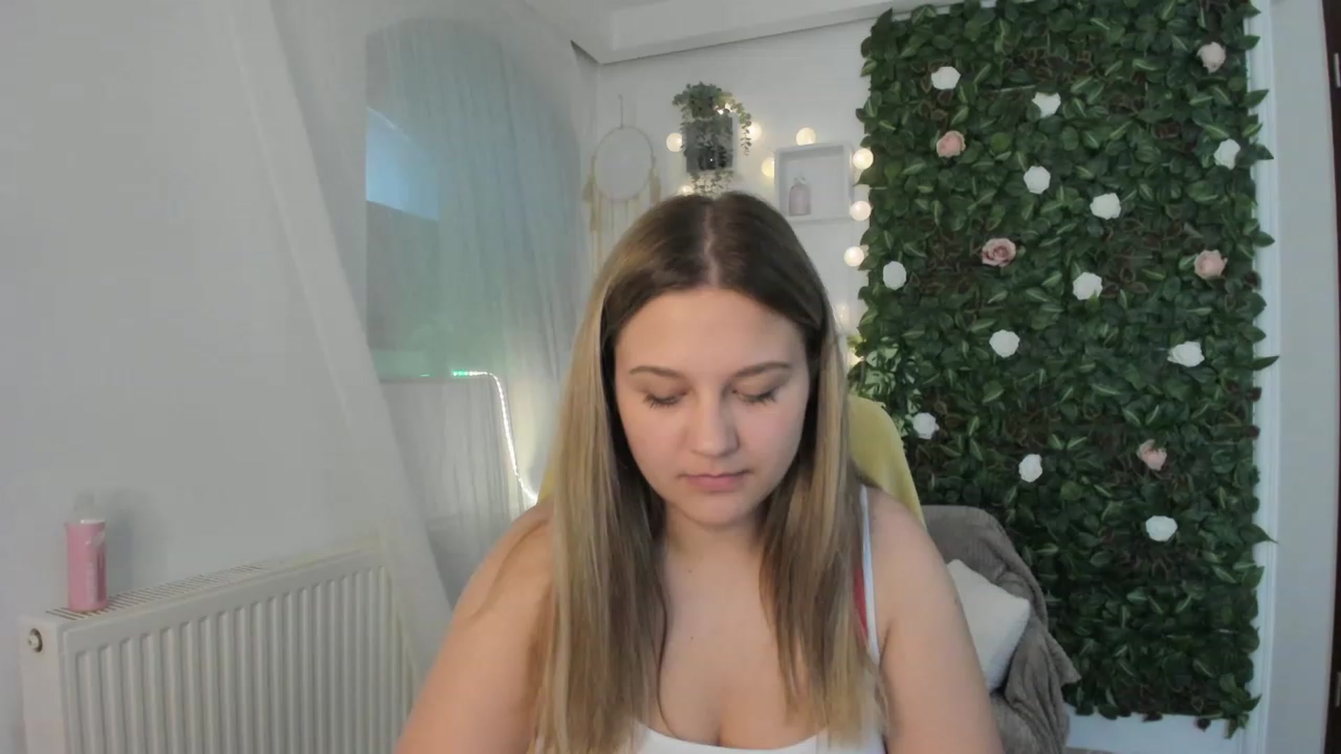Gallery image thumbnail from Sofia_Lee18's myfreecams stream on, 06/12/2023, 11:17 image 10 of 20