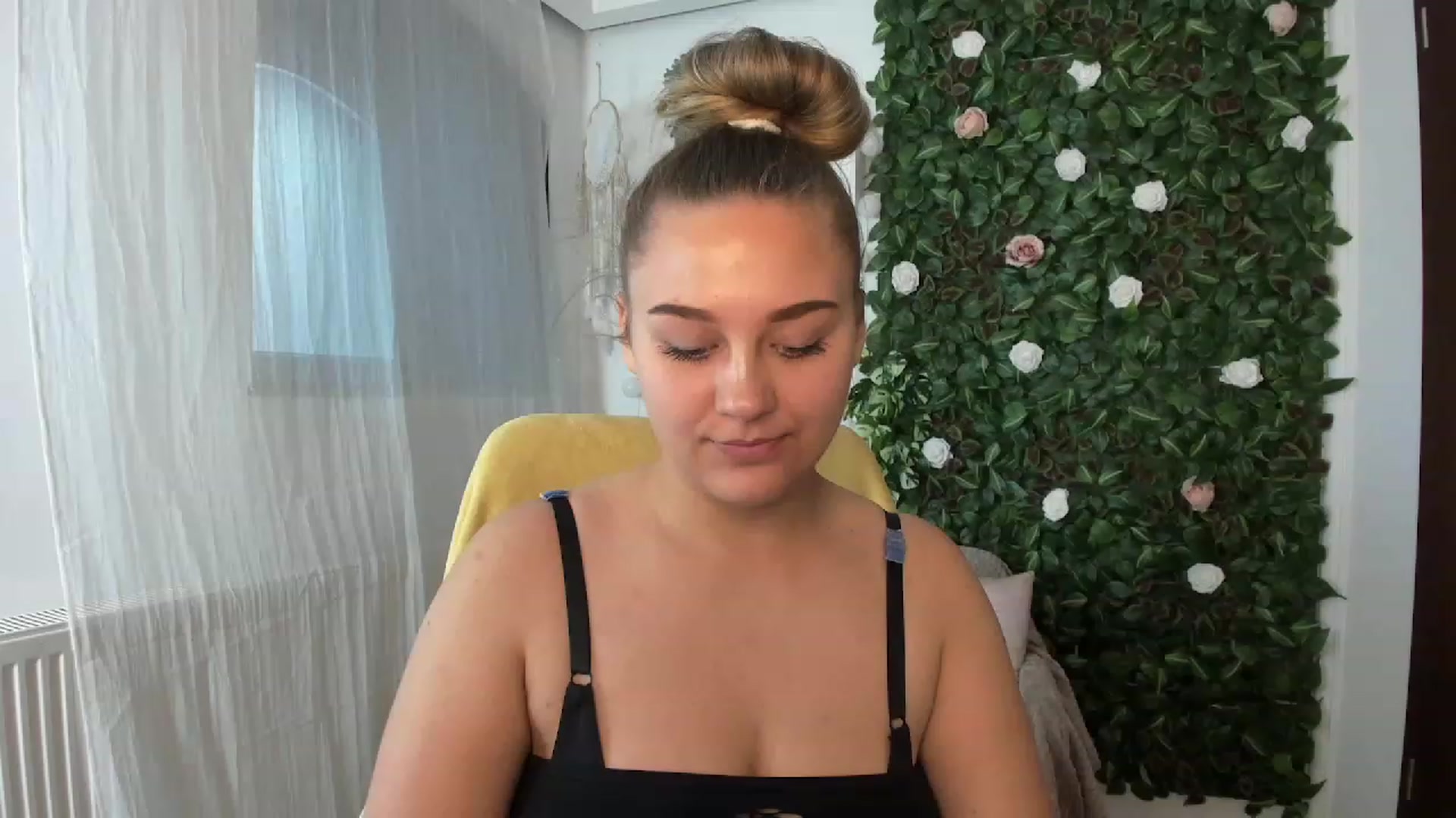 Gallery image thumbnail from Sofia_Lee18's myfreecams stream on, 08/04/2023, 11:00 image 1 of 20
