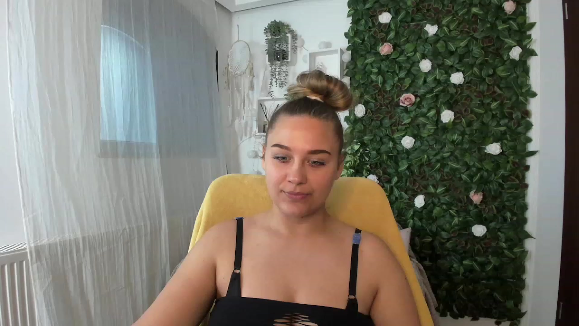 Gallery image thumbnail from Sofia_Lee18's myfreecams stream on, 08/04/2023, 11:00 image 7 of 20