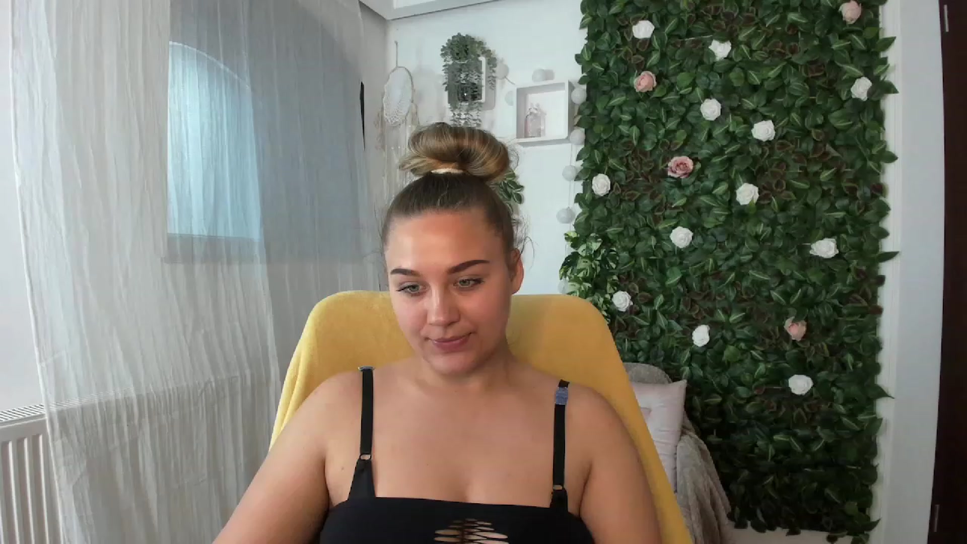 Gallery image thumbnail from Sofia_Lee18's myfreecams stream on, 08/04/2023, 11:00 image 9 of 20