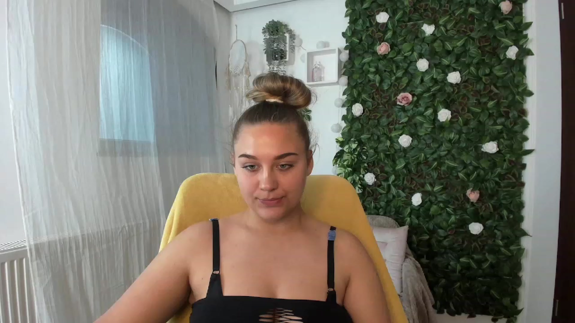 Gallery image thumbnail from Sofia_Lee18's myfreecams stream on, 08/04/2023, 11:00 image 8 of 20