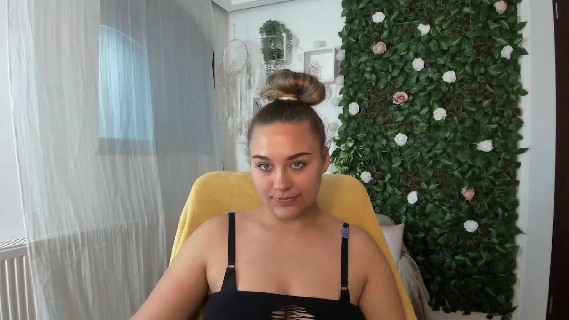 Gallery image thumbnail from Sofia_Lee18's myfreecams stream on, 08/04/2023, 11:00 image 6 of 20