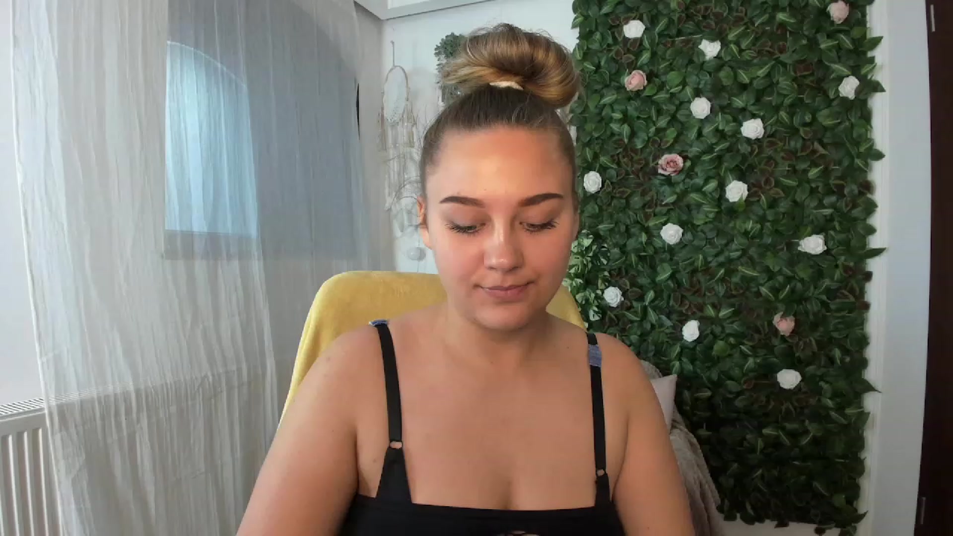 Gallery image thumbnail from Sofia_Lee18's myfreecams stream on, 08/04/2023, 11:00 image 2 of 20