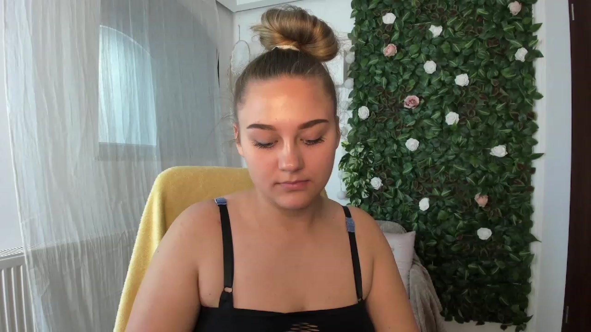 Gallery image thumbnail from Sofia_Lee18's myfreecams stream on, 08/04/2023, 12:57 image 10 of 20