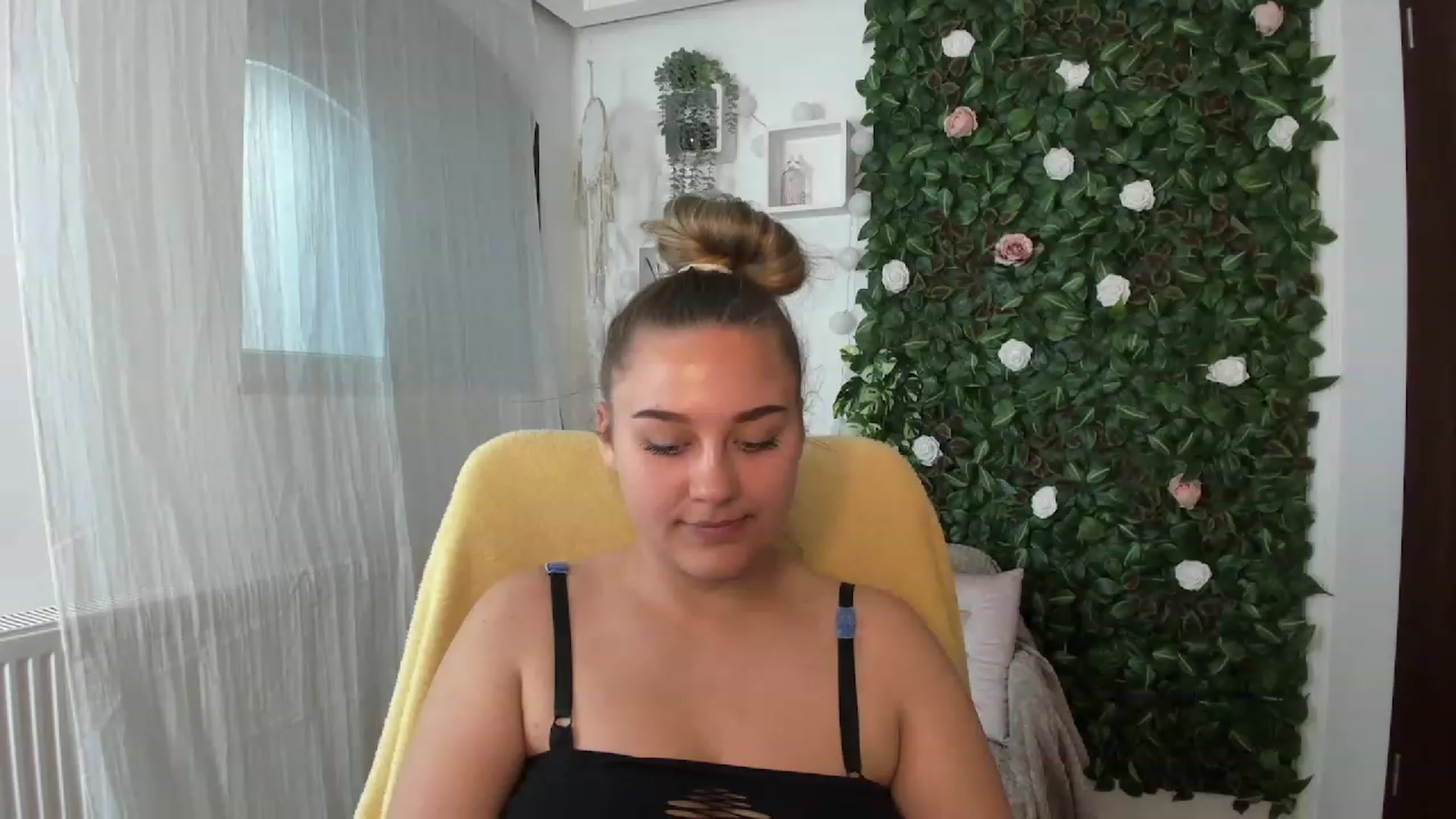 Gallery image thumbnail from Sofia_Lee18's myfreecams stream on, 08/04/2023, 12:57 image 20 of 20