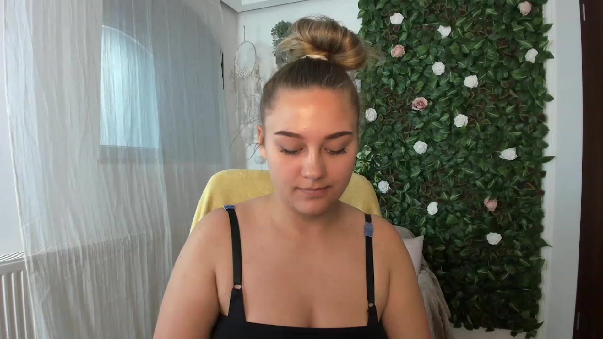 Gallery image thumbnail from Sofia_Lee18's myfreecams stream on, 08/04/2023, 12:57 image 1 of 20