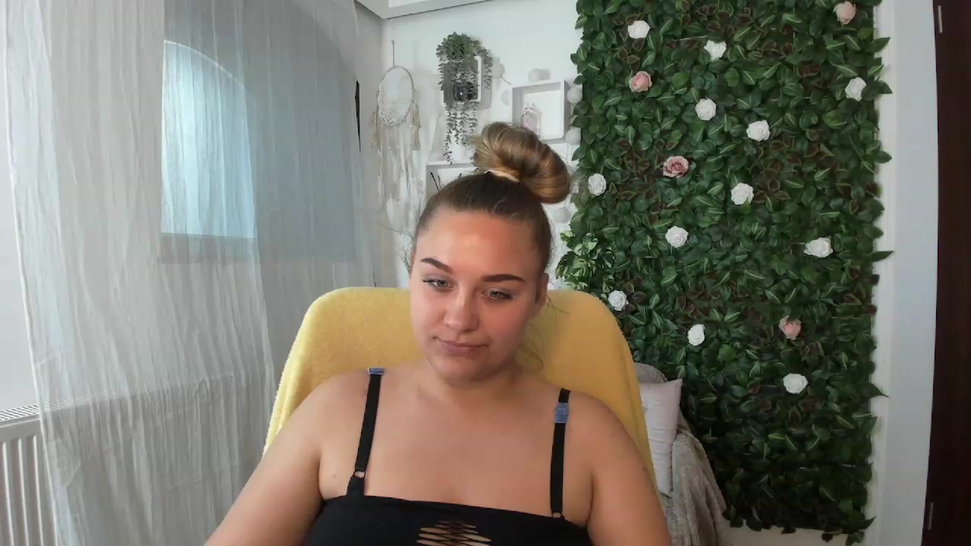 Gallery image thumbnail from Sofia_Lee18's myfreecams stream on, 08/04/2023, 12:57 image 17 of 20