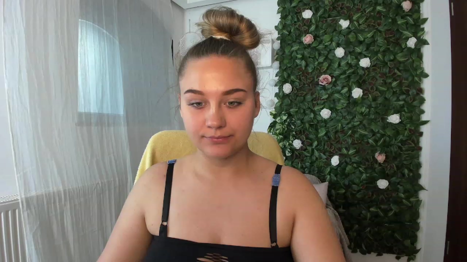 Gallery image thumbnail from Sofia_Lee18's myfreecams stream on, 08/04/2023, 12:57 image 15 of 20