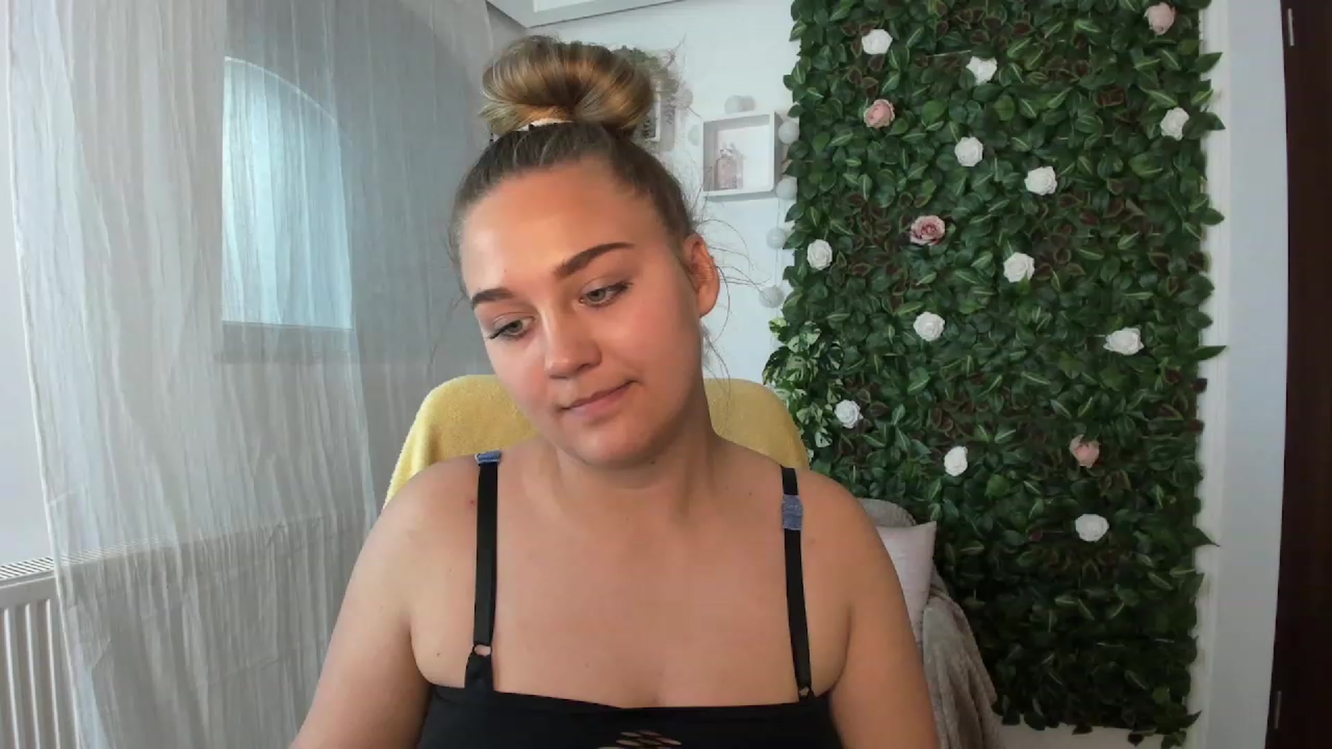 Gallery image thumbnail from Sofia_Lee18's myfreecams stream on, 08/04/2023, 12:57 image 7 of 20