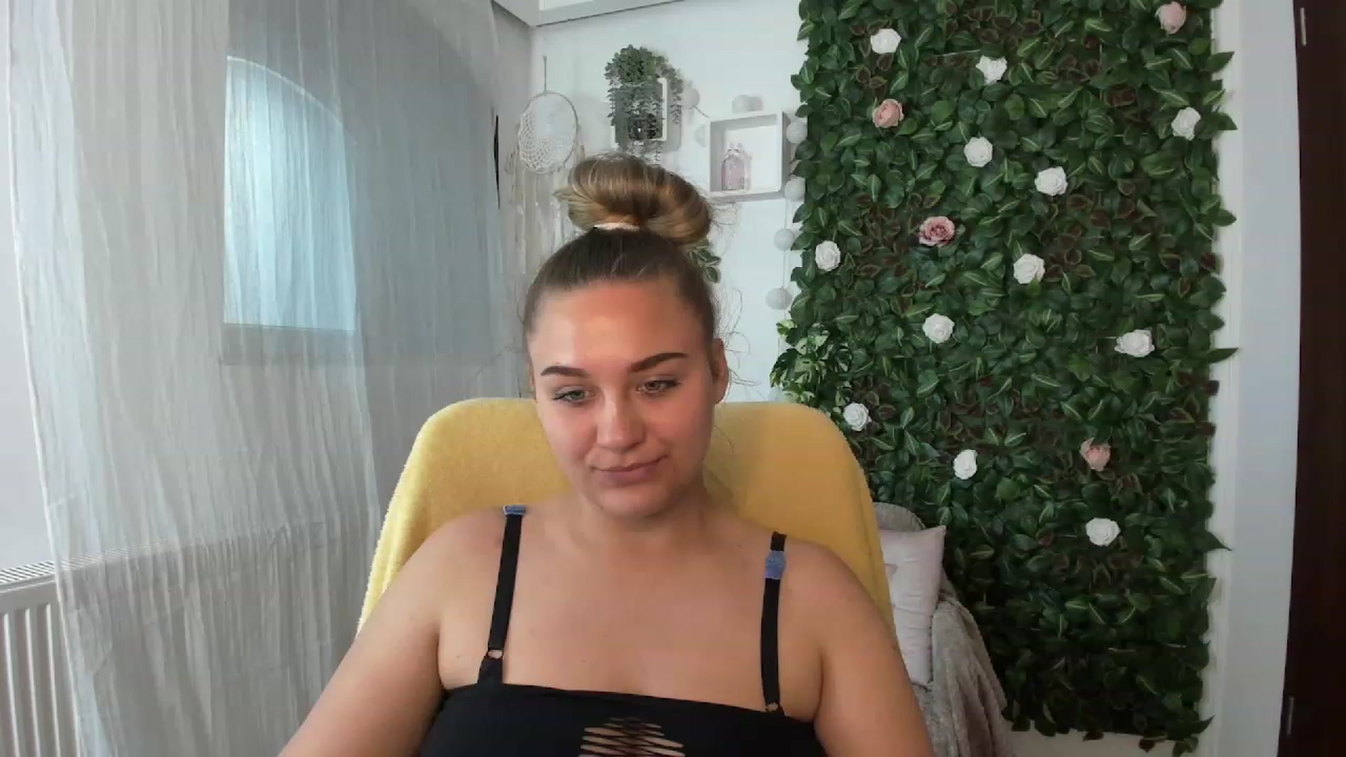 Gallery image thumbnail from Sofia_Lee18's myfreecams stream on, 08/04/2023, 12:57 image 16 of 20