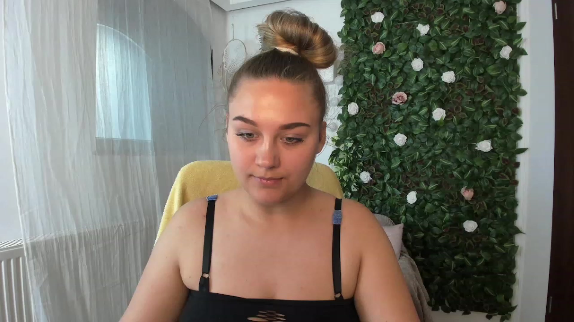 Gallery image thumbnail from Sofia_Lee18's myfreecams stream on, 08/04/2023, 12:57 image 14 of 20