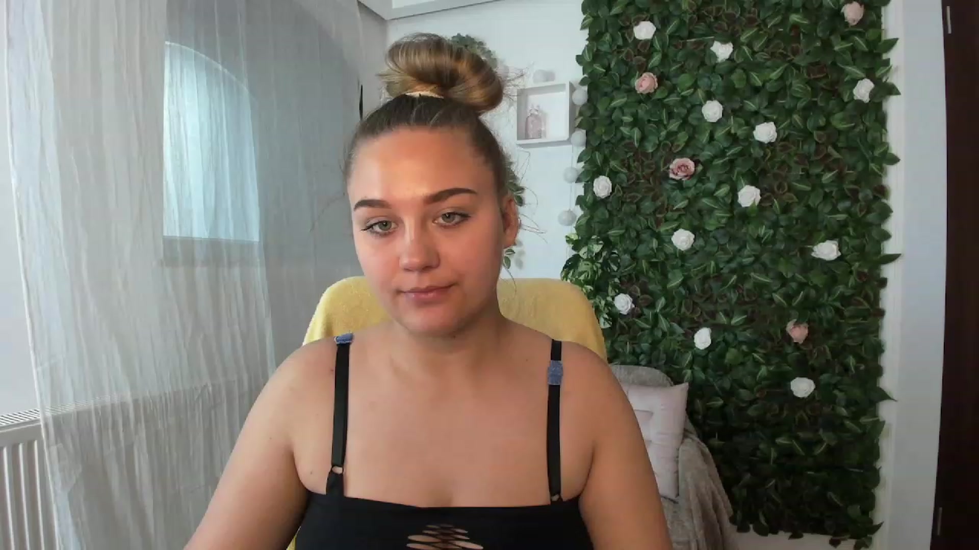 Gallery image thumbnail from Sofia_Lee18's myfreecams stream on, 08/04/2023, 12:57 image 9 of 20