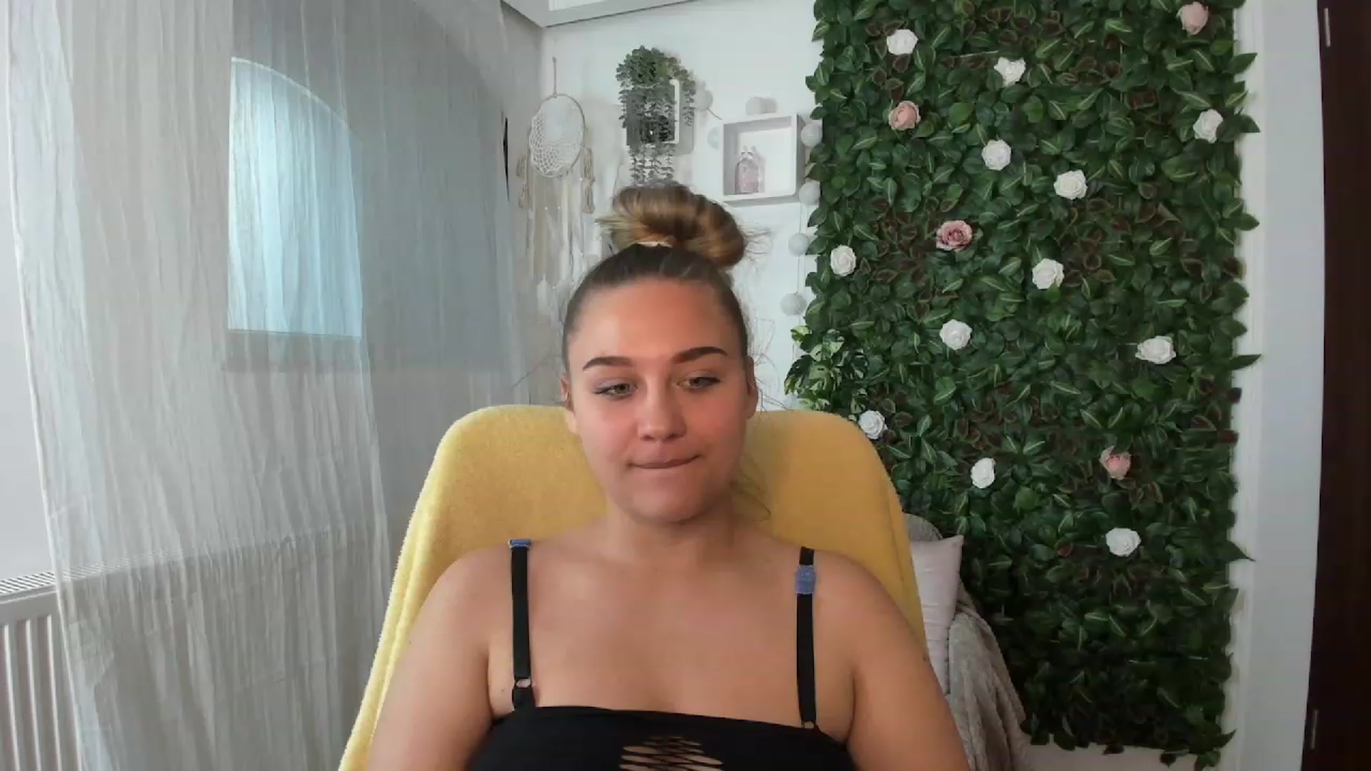 Gallery image thumbnail from Sofia_Lee18's myfreecams stream on, 08/04/2023, 12:57 image 18 of 20