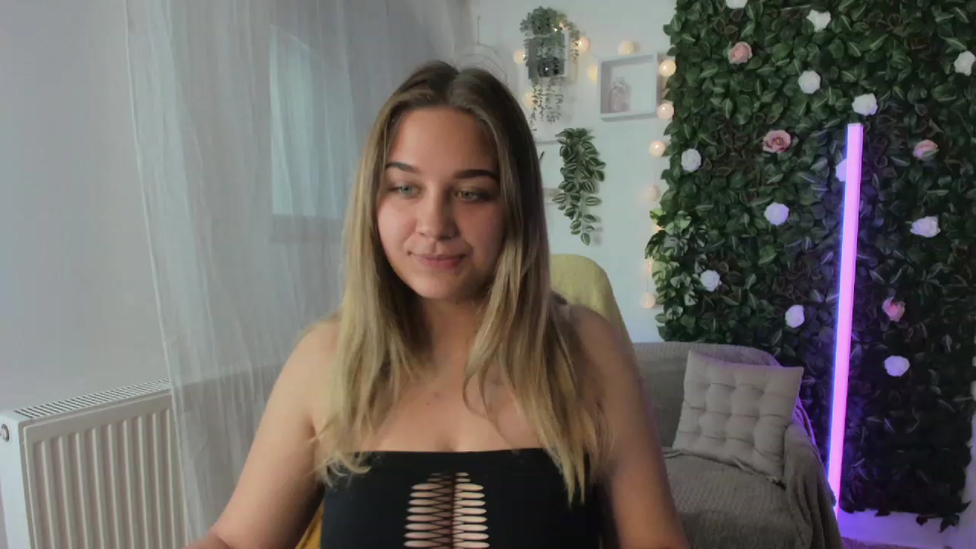 Gallery image thumbnail from Sofia_Lee18's myfreecams stream on, 08/09/2023, 11:22 image 10 of 20