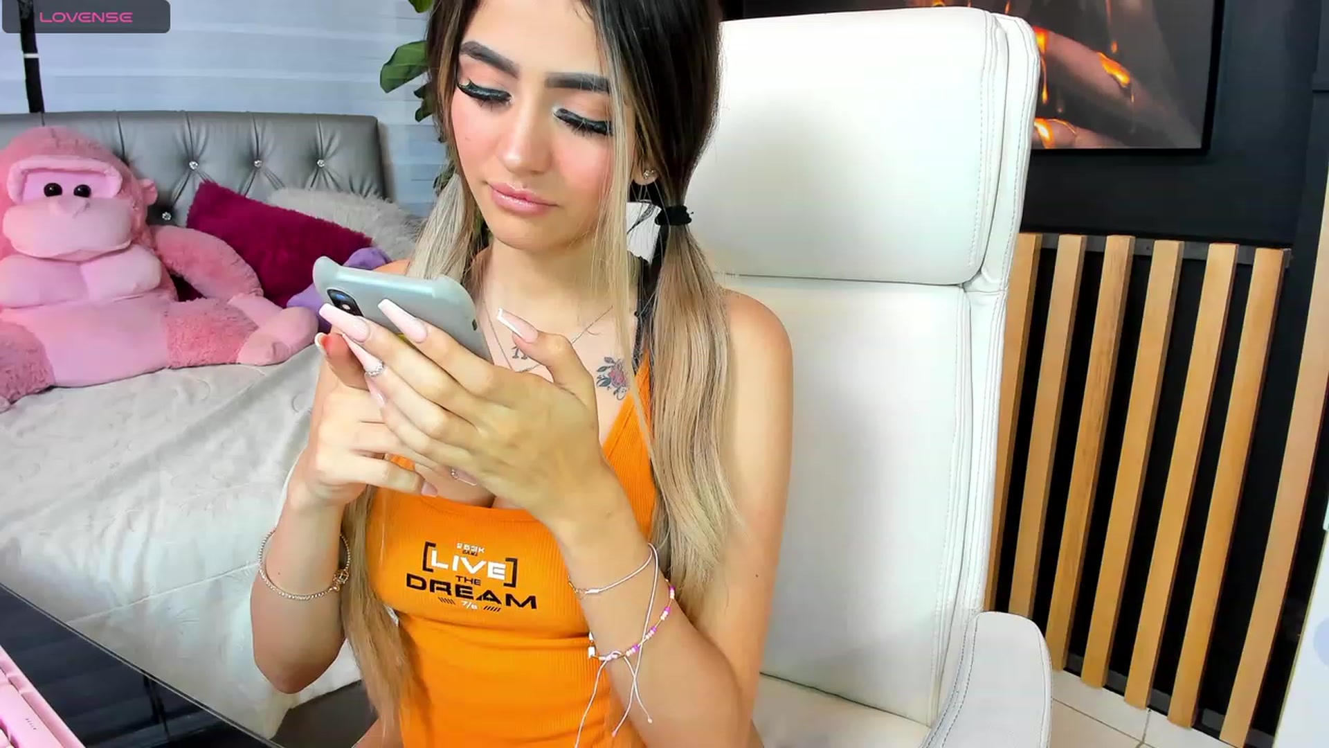 Gallery image thumbnail from Sofia_Noguera's myfreecams stream on, 01/17/2024, 02:29 image 4 of 20
