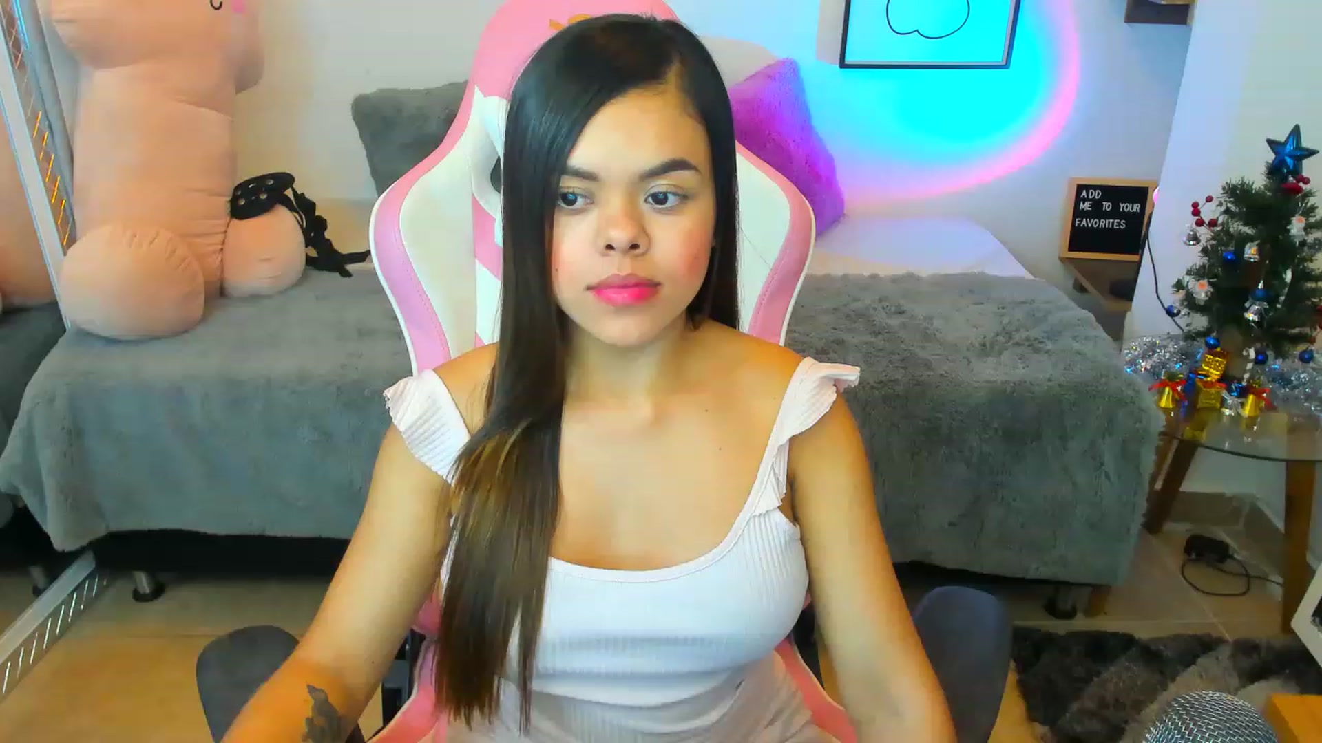 Gallery image thumbnail from Sofia_lovin's myfreecams stream on, 12/15/2022, 02:51 image 10 of 20