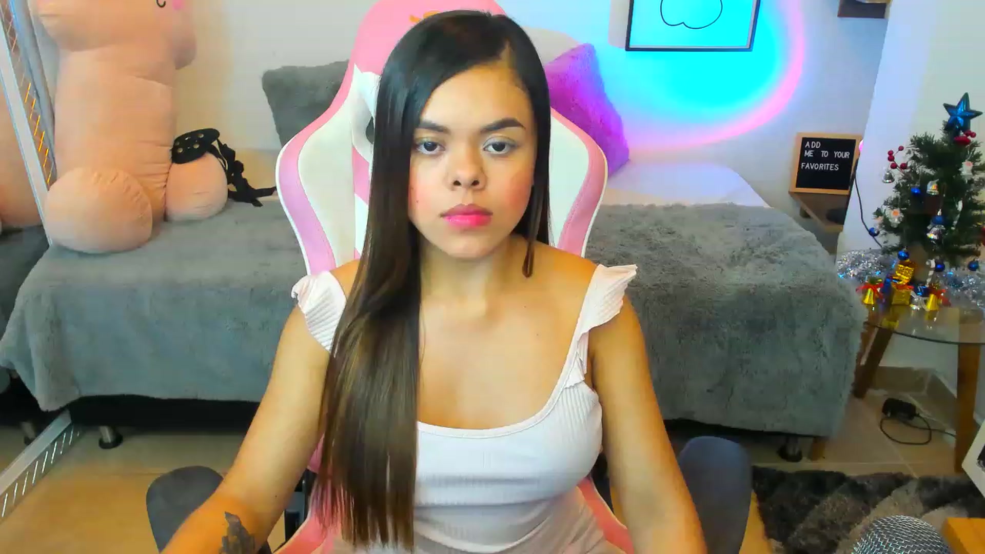 Gallery image thumbnail from Sofia_lovin's myfreecams stream on, 12/15/2022, 02:51 image 6 of 20
